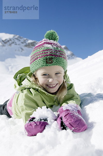 Porträt von Mädchen lächelnd auf verschneiten Landschaft