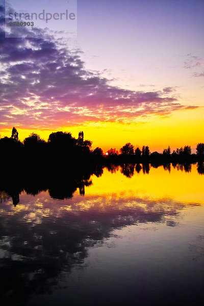 Sonnenuntergang über den Lake  Altmuhl Lake  Bayern  Deutschland