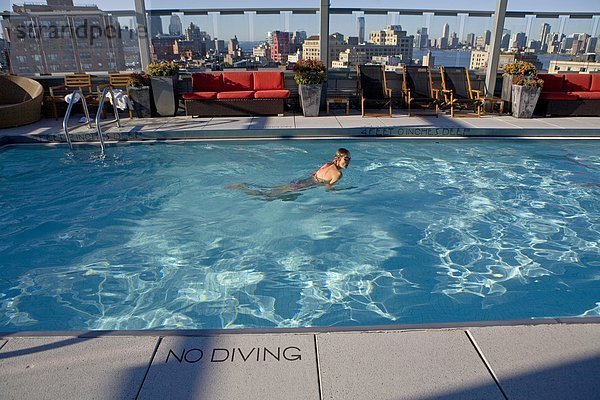 Vereinigte Staaten von Amerika USA New York City Manhattan New York State Frau schwimmt in Schwimmbad