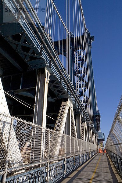 Person zu Fuß auf Brücke  Brooklyn Bridge  Manhattan  New York City  New York State  USA