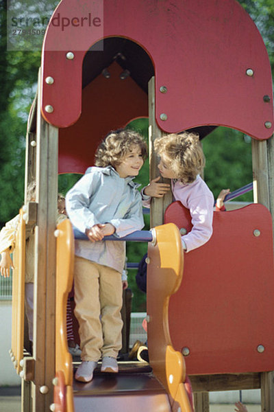 Kinder spielen auf der Rutsche