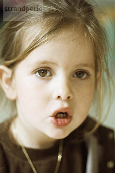 Kleines Mädchen mit offenem Mund  Portrait