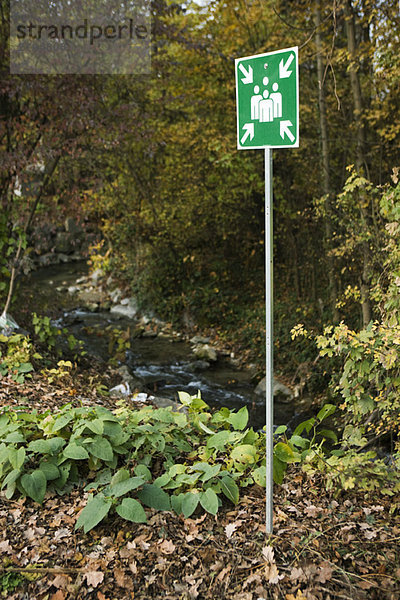 Notfallschild im Wald