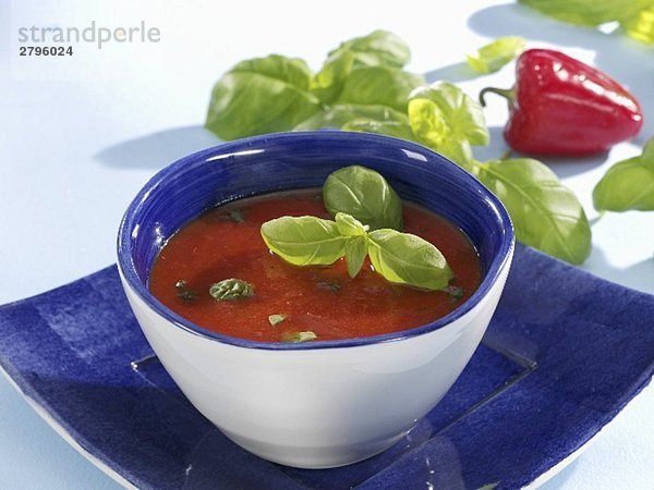 Tomaten-Paprika-Suppe mit Basilikum