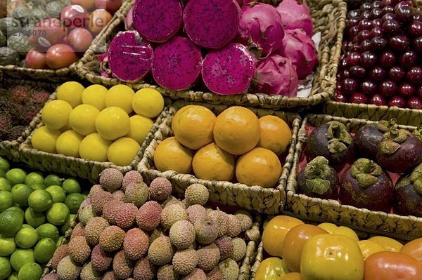 Exotische Früchte in einer Markthalle  Deutschland