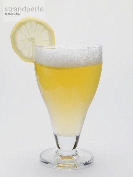 Glas Shandy Beer mit Zitronenscheibe (England)