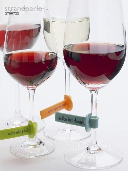 Weingläser mit Plastiketiketten (Weinbeschreibung)