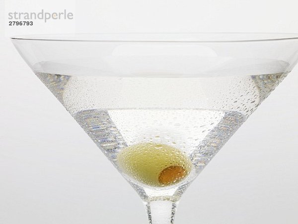 Martini mit grüner Olive (Close Up)