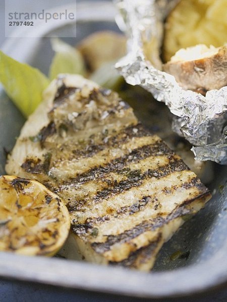 Gegrilltes Fischfilet mit Folienkartoffel