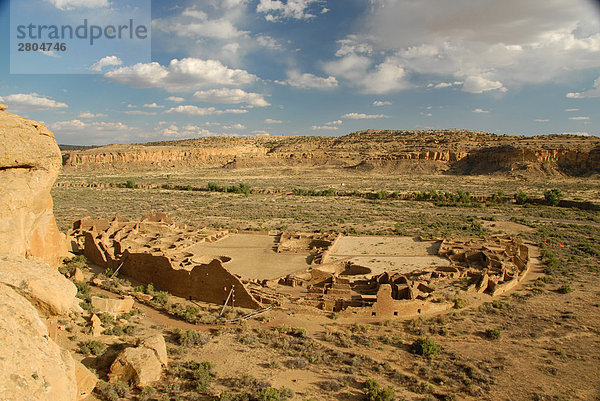 Ruinen auf Landschaft  Pueblo Bonito  Chaco Canyon  Chaco Culture National Historic Park  New Mexico  USA