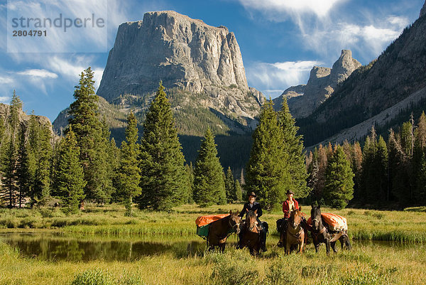 Menschen Reitpferde mit Berg im Hintergrund  Wind River Range  Wyoming  USA