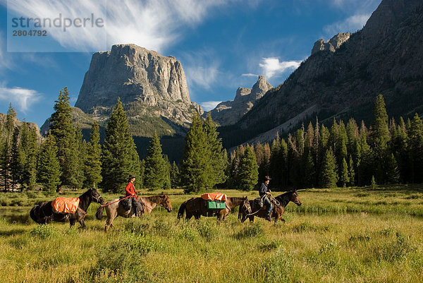 Menschen Reitpferde mit Berg im Hintergrund  Wind River Range  Wyoming  USA