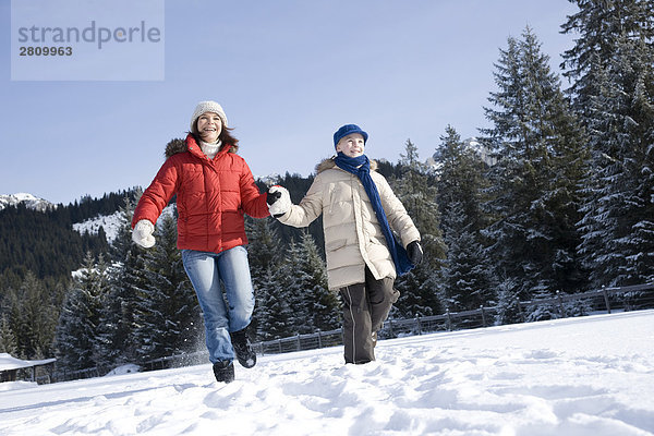 Touristen im Schnee die Landschaft genießen