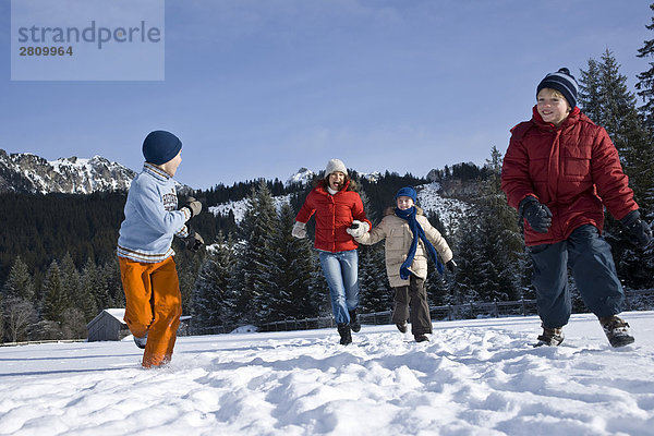 Touristen im Schnee die Landschaft genießen