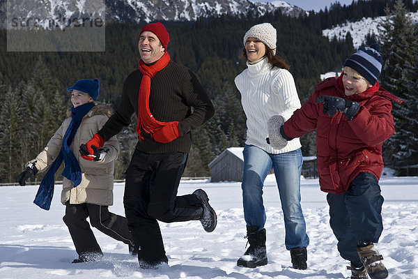 Familie genießen im Schnee für Landschaft