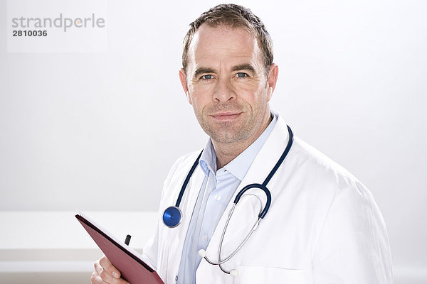 Männlichen Arzt mit Stethoskop in den Hals