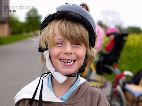 Ein Junge trägt einen Helm Schweden.