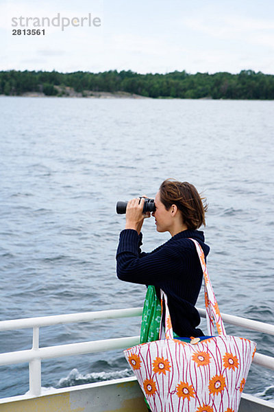 Eine skandinavische Frau in einem Boot auf dem Archipel Schweden.