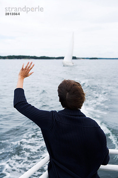 Eine skandinavische Frau in einem Boot auf dem Archipel Schweden.