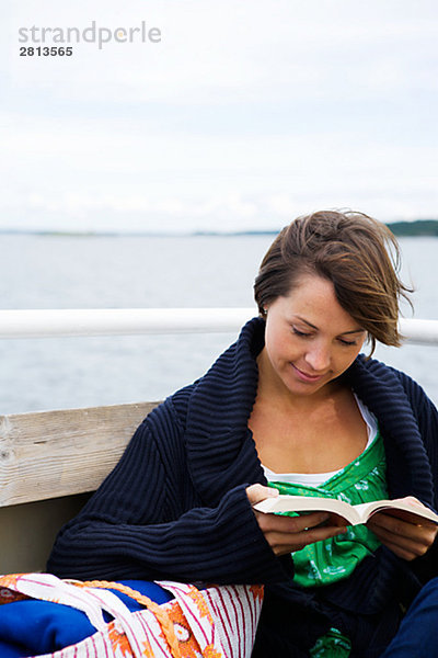 Eine skandinavische Frau in einem Boot auf dem Archipel Schweden.