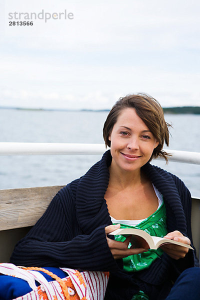 Eine skandinavische Frau in einem Boot auf dem Archipel Schweden.