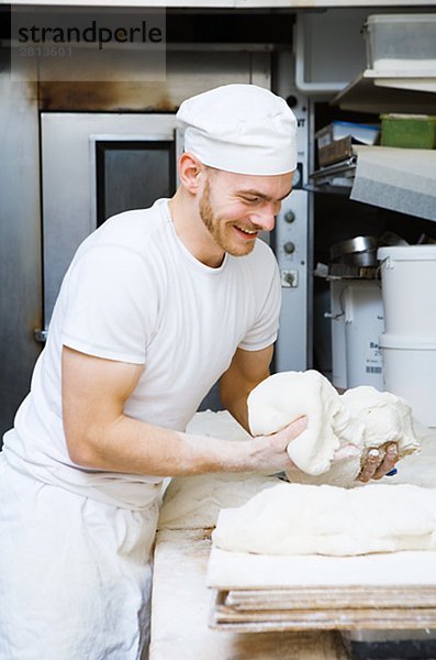 Ein Bäcker in einer Bäckerei Schweden.
