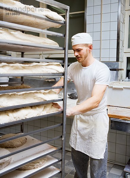 Ein Bäcker in einer Bäckerei Schweden.