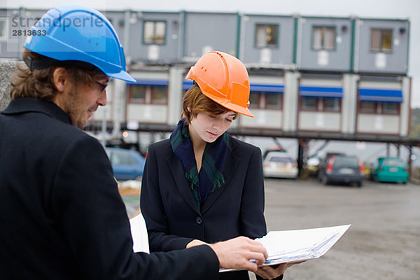 Projektleitung auf einer Baustelle ein Mann und eine Frau-Schweden.