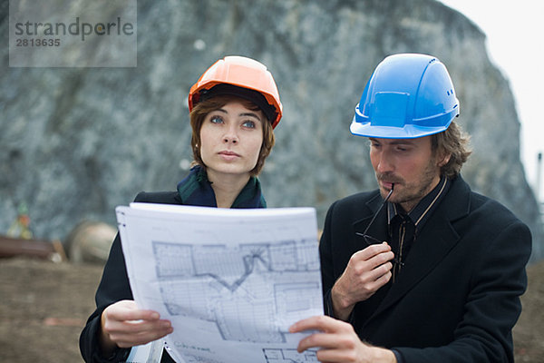 Projektleitung auf einer Baustelle ein Mann und eine Frau-Schweden.