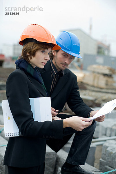 Projektleitung auf einer Baustelle ein Mann und eine Frau-Schweden.