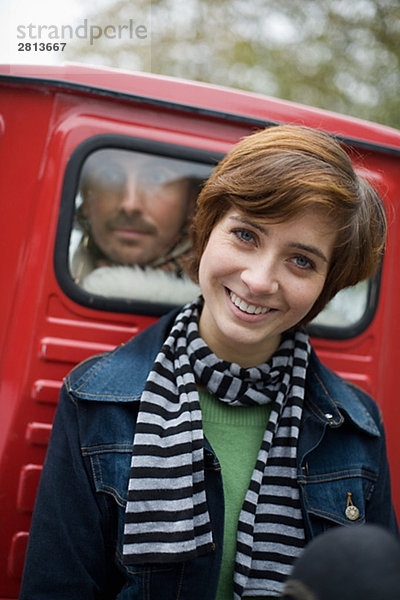 Junge Frau und ein Mann auf einem Pick-up-Schweden.