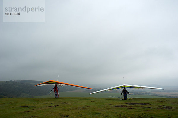 Zwei Gleitschirmflieger Dunstable Downs Großbritannien.