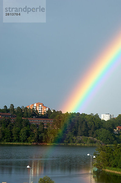 Ein Regenbogen in der See Schwedens.