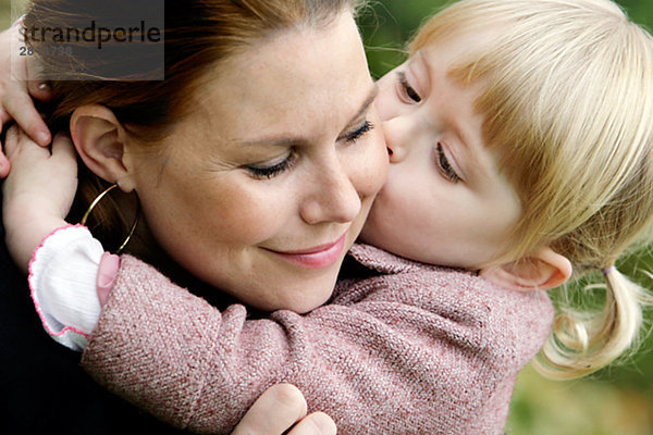 Eine Tochter küssen ihre Mutter-Schweden.