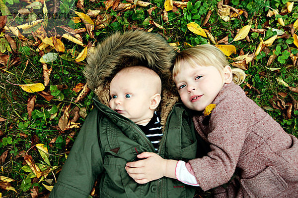 Eine Schwester mit ihrem Baby Bruder Schweden.