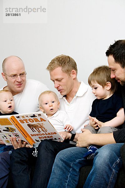 Väter lesen ein Buch nach ihrer Kinder-Schweden.