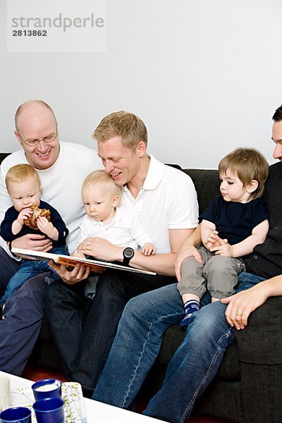 Väter lesen ein Buch nach ihrer Kinder-Schweden.