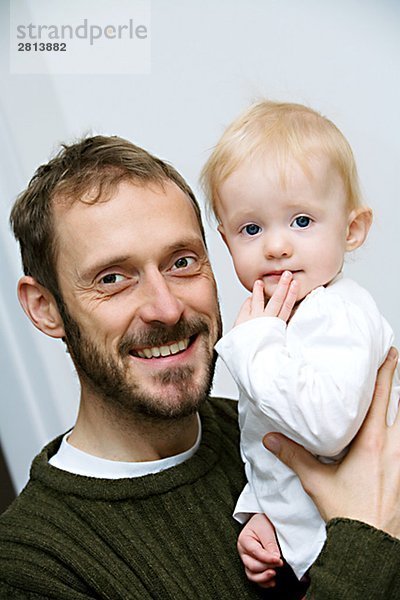 Ein Vater mit seinem Kind-Schweden.