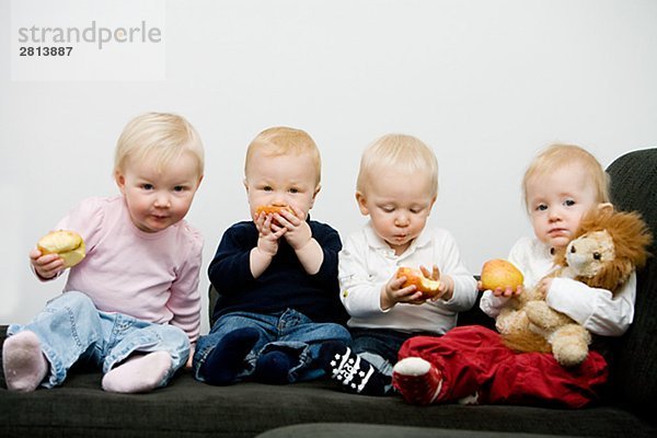 Vier Babys mit Äpfeln Schweden.