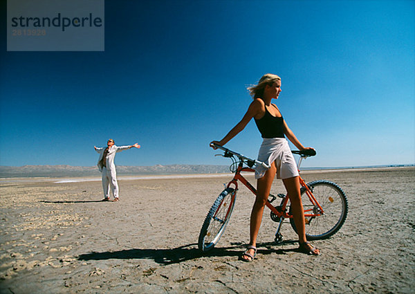 Junge Frau mit Mountainbike in der Wüste USA.