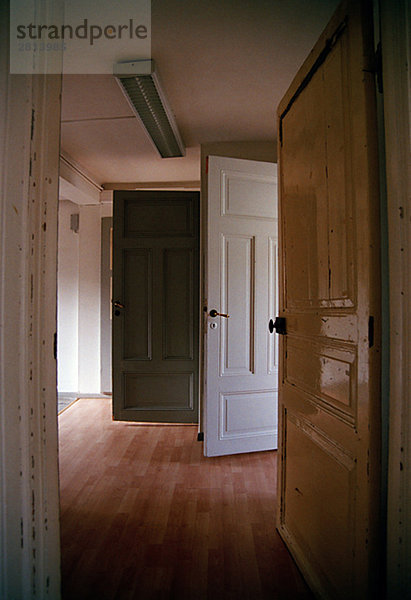 Türen in einem Raum.