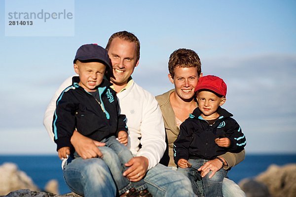 Eine glückliche Familie am Meer Gotland Schweden.
