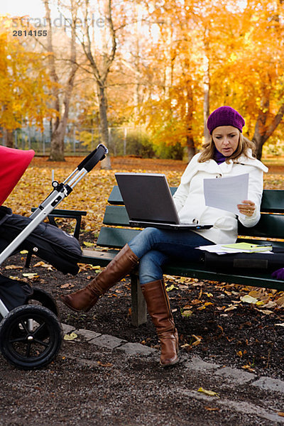 benutzen Notebook Kinderwagen Mutter - Mensch