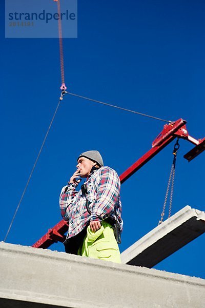 Ein Gebäude-Arbeitnehmer auf einer Baustelle Schweden.