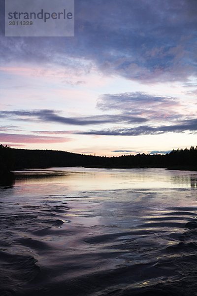 Sonnenuntergang über einen Fluss Vindelalven Schweden.