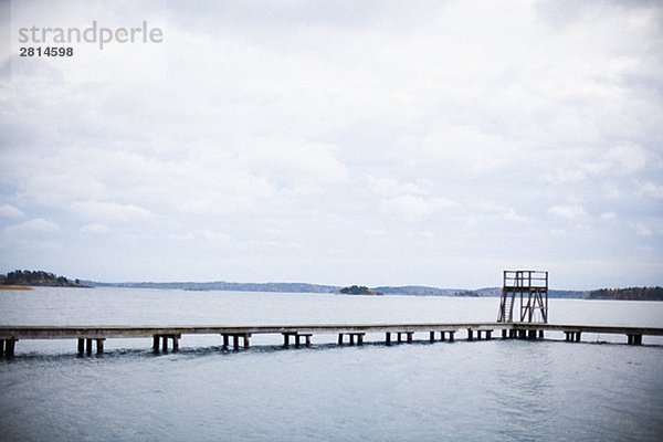 Eine Mole und ein Sprungturm Schweden.