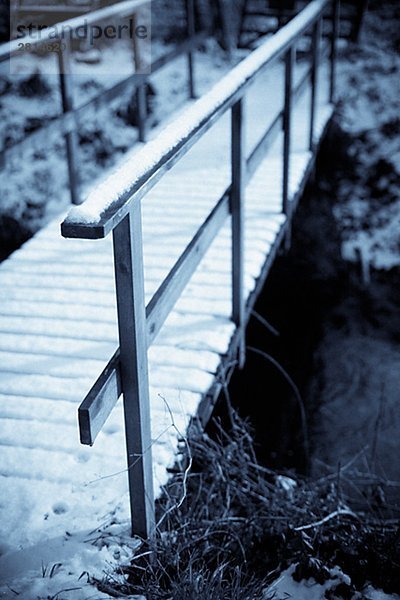 Schnee auf einer Brücke Gotland Schweden.