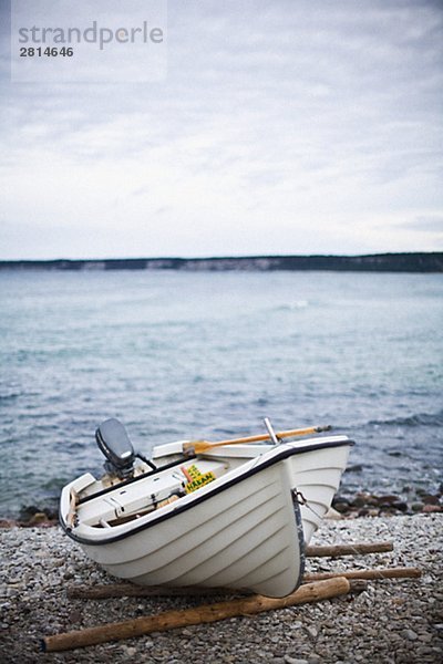 Ein Ruderboot am Ufer Gotland Schweden.