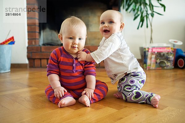 Einen Baby-jungen und ein Babymädchen Schweden spielen.