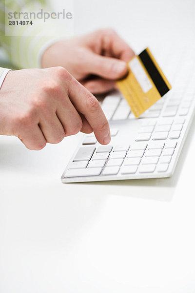 benutzen Computertastatur Tastatur halten Kredit Kreditkarte Karte